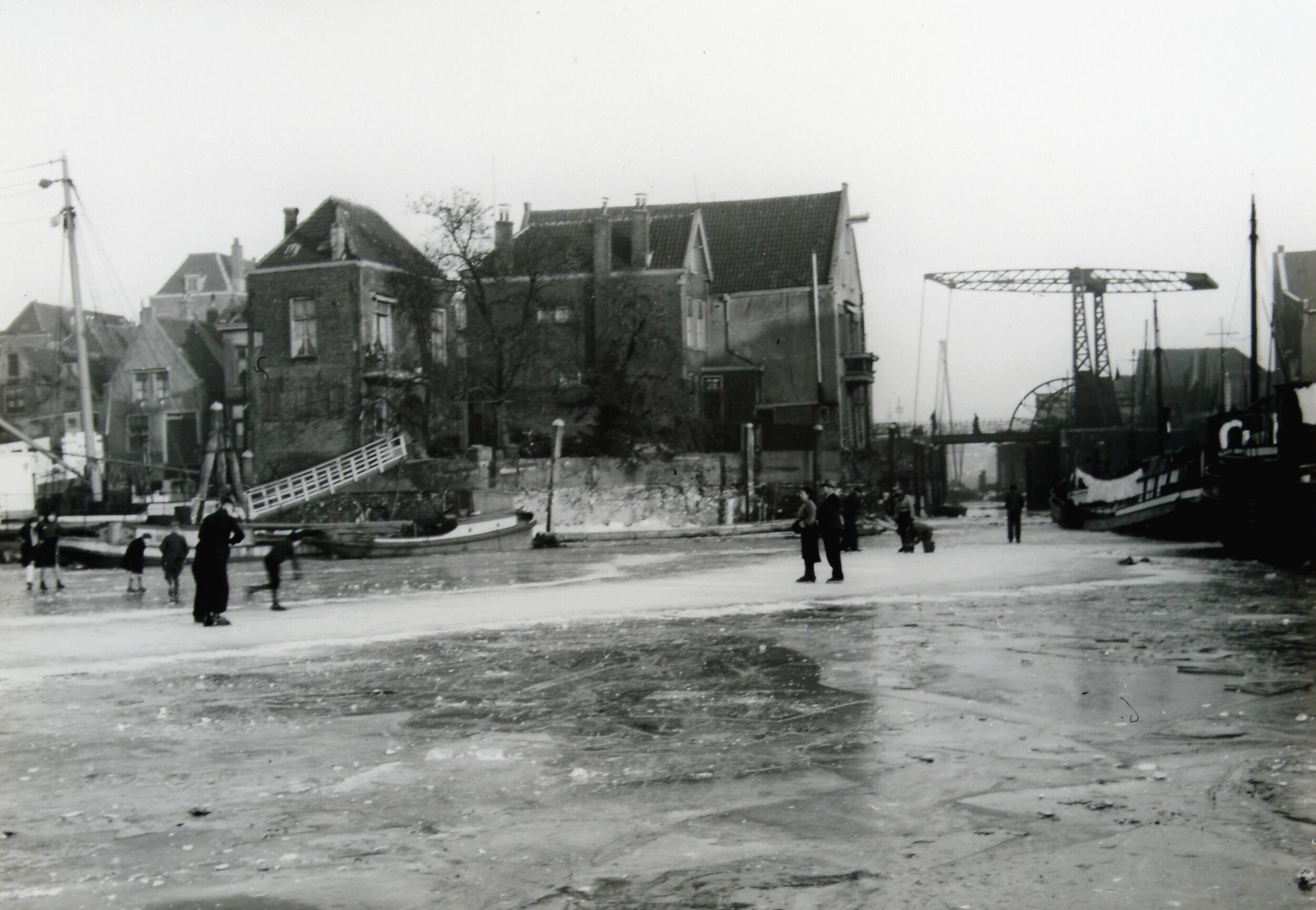 Foto uit 1940, Beeldbank. Wintergezicht met de Zuidersluisbrug vanuit de Kalkhaven